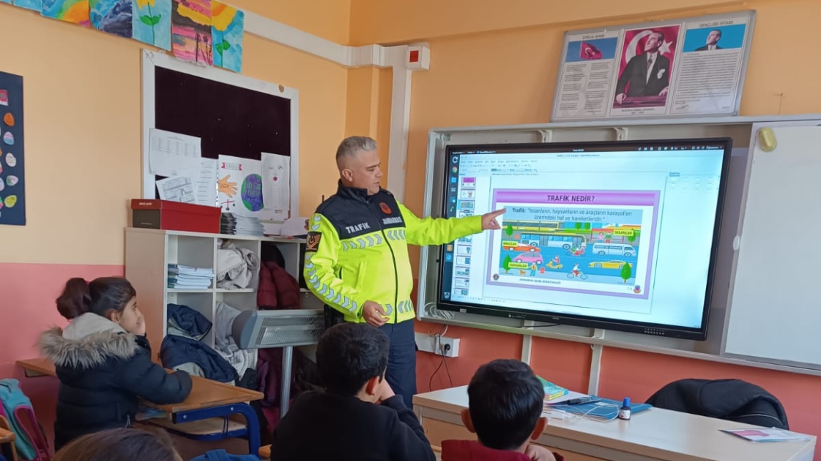 Kızıltepe İlçe Jandarma Komutanlığı Trafik Jandarma Timleri tarafından okulumuz öğrencilerine trafik eğitimi semineri verildi kendilerine çok teşekkür ederiz.